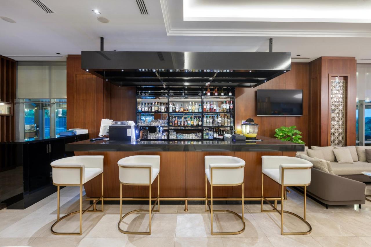 Miracle Istanbul Asia Airport Hotel & Spa Экстерьер фото The bar at the lounge