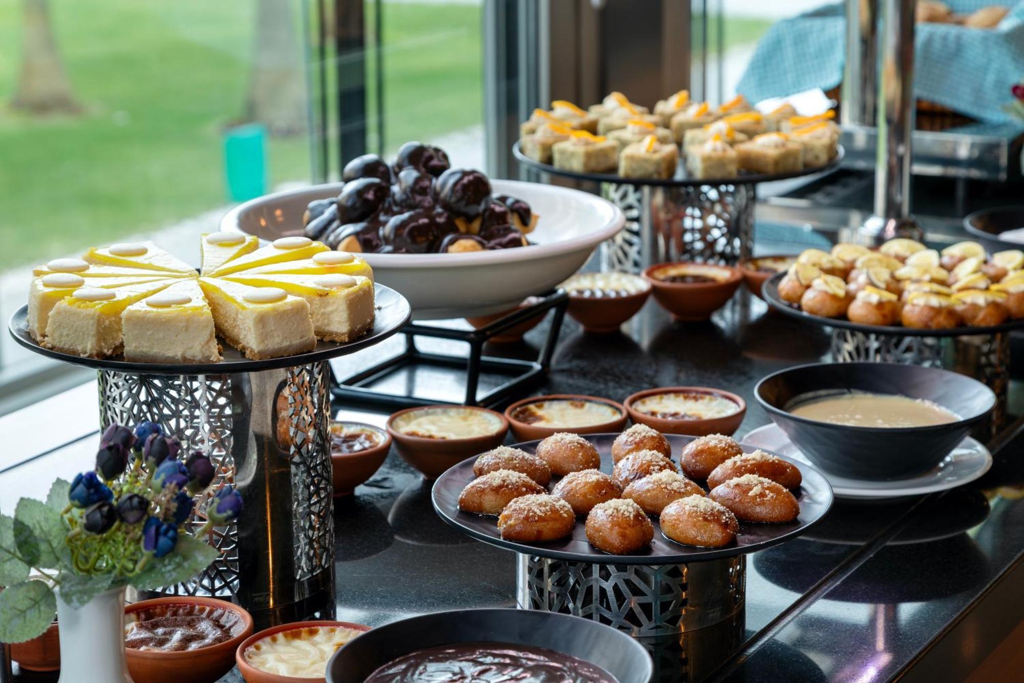 Miracle Istanbul Asia Airport Hotel & Spa Экстерьер фото A dessert buffet